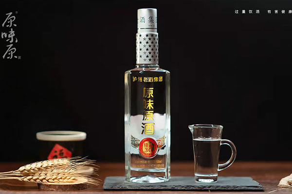 瀘州老酒與瀘州老窖一脈相傳，傾情打造“原味原酒”品質(zhì)品牌