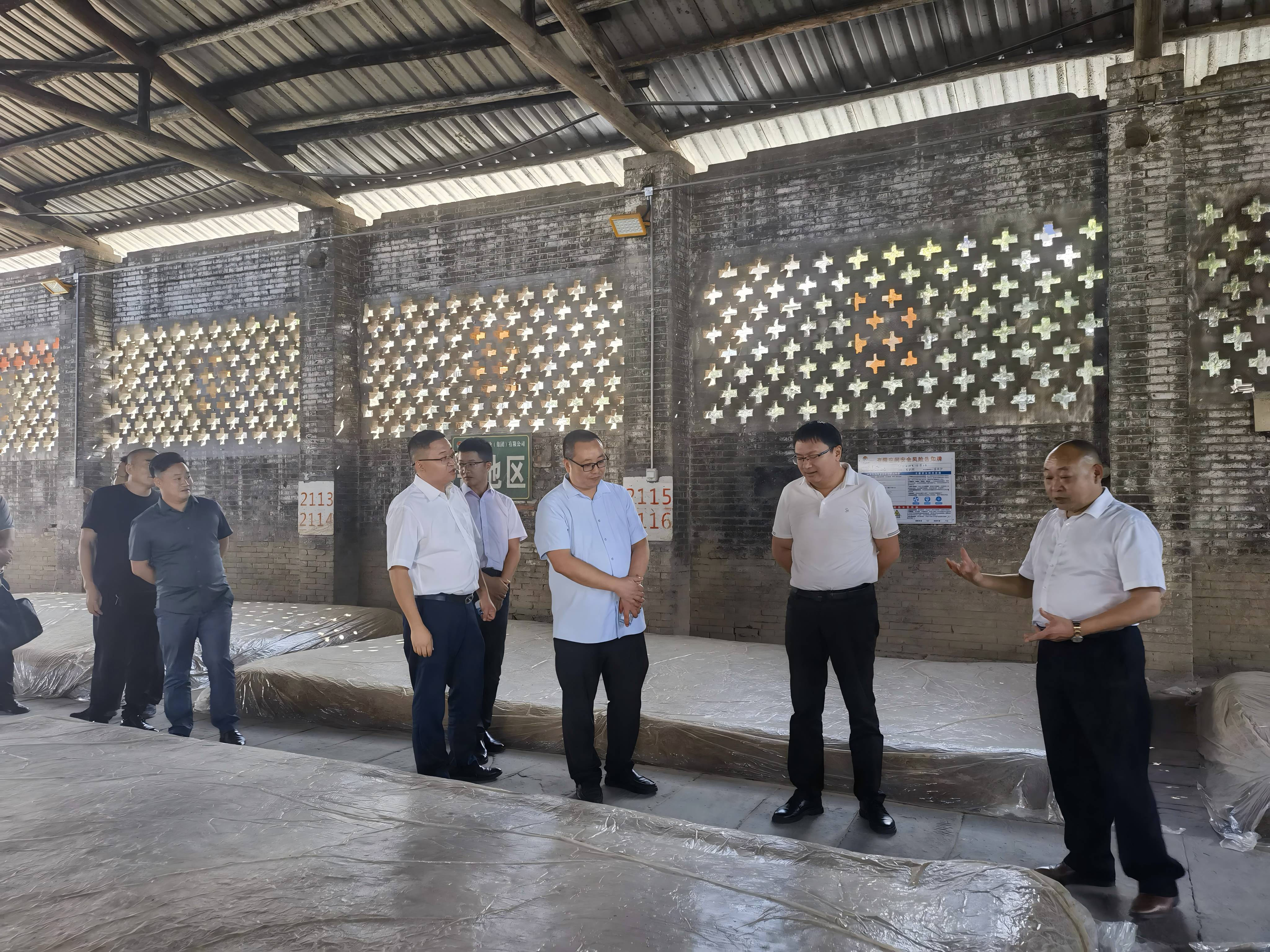 客商參觀白酒生產基地