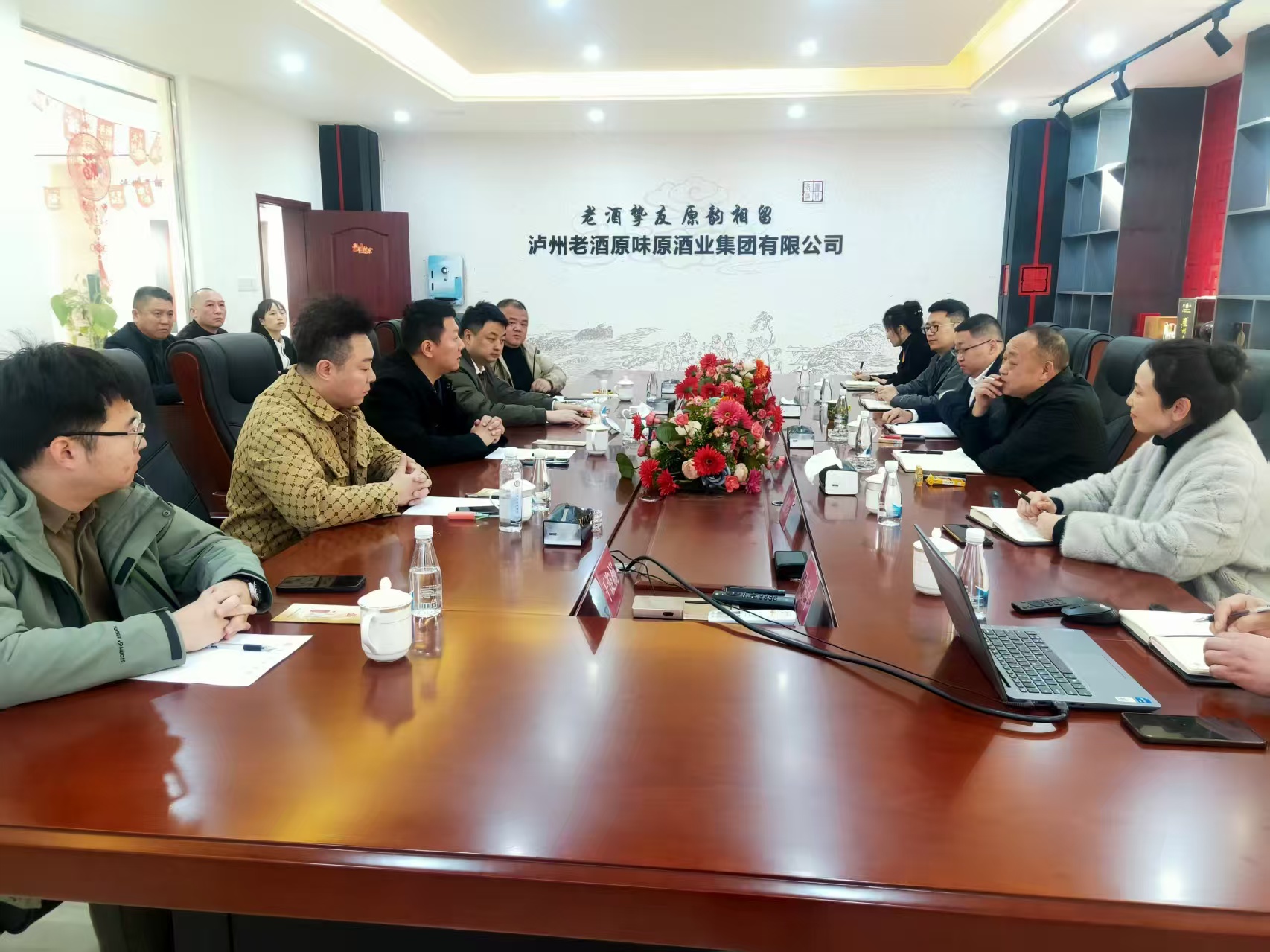  四川物流股份公司副總經(jīng)理?xiàng)羁梢恍猩W臨老酒集團(tuán)調(diào)研