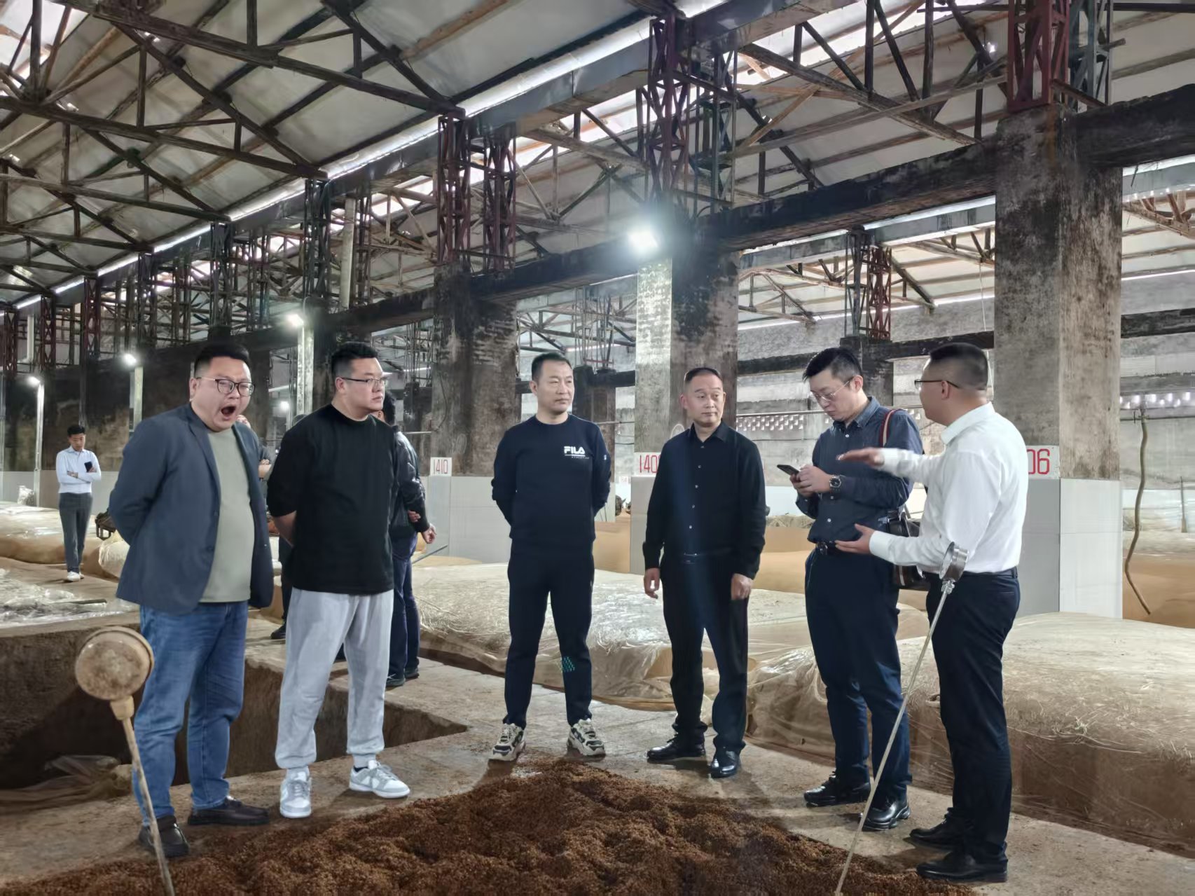 成武城投總經(jīng)理劉劍波率隊(duì)蒞臨老酒集團(tuán)交流調(diào)研